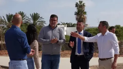 Oswaldo Betancort e Isidro P&eacute;rez visitando una de las obras financiadas por el Cabildo en San Bartolom&eacute;.