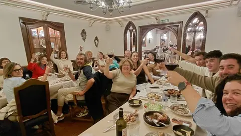 Todo el personal brindando por la Navidad.