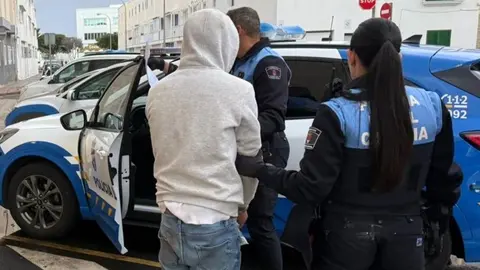 Uno de los detenidos por la Polic&iacute;a Local de Arrecife al okupar de manera ilegal una vivienda en el centro de la capital.
