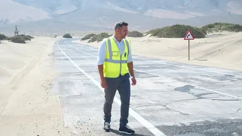 Jacobo Medina en la v&iacute;a de Caleta de Famara.