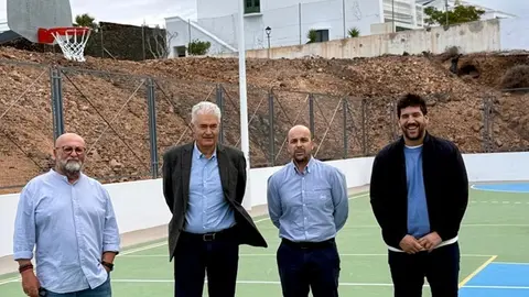 Jos&eacute; Juan Cruz junto al primer teniente de alcalde, Nicol&aacute;s Saavedra, y los concejales de Urbanismo y Deportes, Ulpiano Calero e Ismael Cruz.