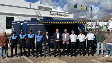 Agentes de la Polic&iacute;a Nacional junto a autoridades en la plaza del Ayuntamiento de T&iacute;as.