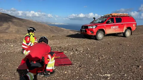 Los bomberos atendiendo a la mujer accidentada.