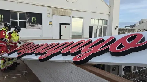 Imagen de los bomberos con el cartel.