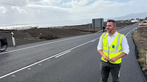 Jacobo Medina en la carretera que une Puerto del Carmen y Puerto Calero
