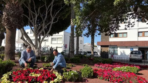 El alcalde de Arrecife Yonathan de Le&oacute;n y el concejal de Parques y Jardines, Roberto Herbon,