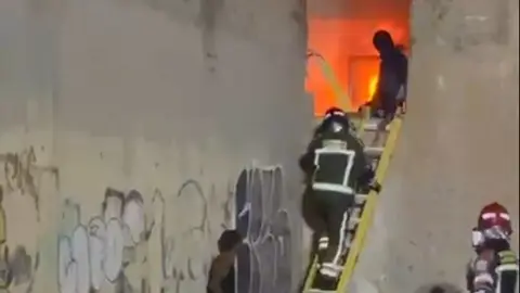 Bomberos del Consorcio de Seguridad y Emergencias rescatando a las dos personas