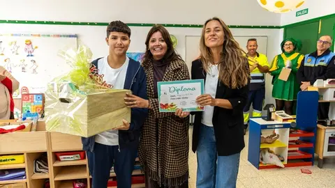 Mar Boronat y Olivia Duque haciendo entrega de los premios del Concurso de postales 2025.