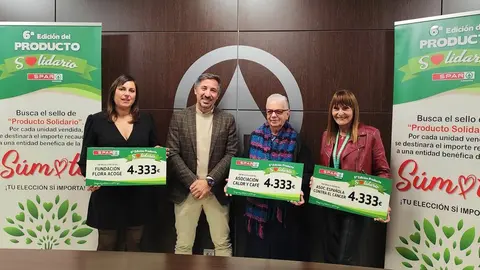 Las representantes de las tres asociaciones con el gerente de la empresa, Rub&eacute;n Gonz&aacute;lez.