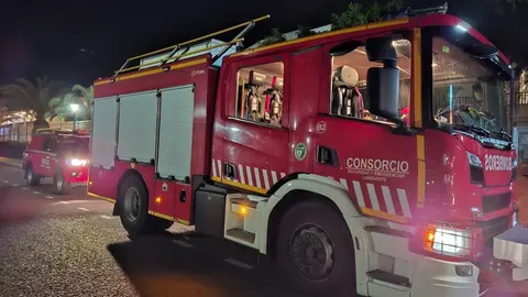 Los bomberos en el hotel de Playa Blanca donde se produjo el incidente.
