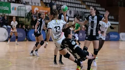 Imagen de una de las jugadas del encuentro.