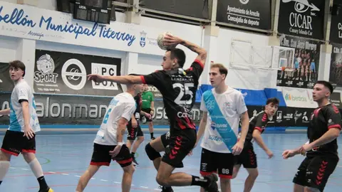 Una de las jugadas del emocionante encuentro.