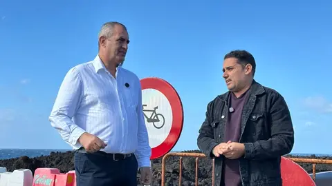 Luis Miguel y Yone Caraballo en el acceso a los Hervideros.