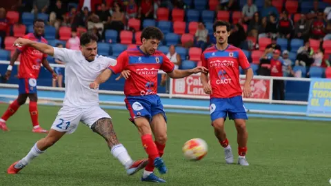 Imagen de uno de los choques del encuentro.