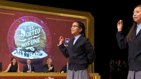 Ni&ntilde;as de Sanildefonso que han cantado en n&uacute;mero premiado con el Gordo de la Navidad 2025.