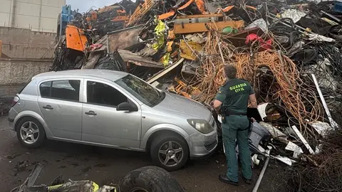 Guardia Civil en el desguace desmantelado.