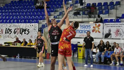 Jugadora del Magec T&iacute;as realizando un lanzamiento.