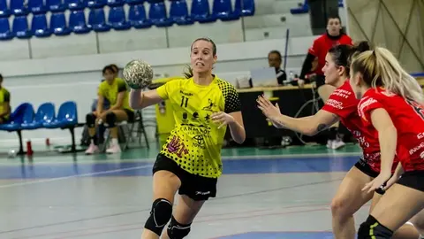 Jugadora del Puerto del Carmen intentando penetrar la defensa rival.