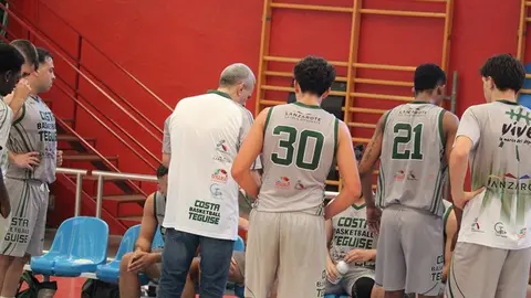 Entrenador de Costa Teguise dando &oacute;rdenes a sus jugadores.
