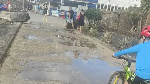 Avenida de Playa Blanca en la zona de playa Flamingo.