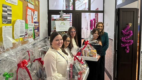 Componentes de la Fundaci&oacute;n Mart&iacute;nez Abolafio realizando la entrega de las cestas de Navidad.