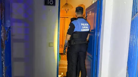 La intervenci&oacute;n r&aacute;pida de la Polic&iacute;a Local frena la okupaci&oacute;n de esta casa social en un barrio de Arrecife 