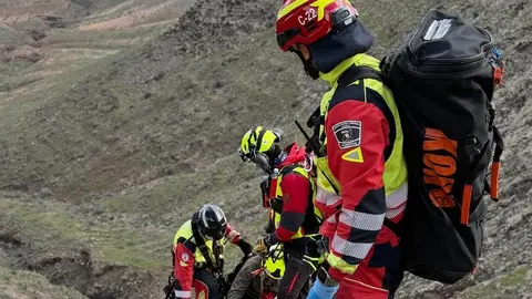 Bomberos realizando el rescate del senderista afectado.