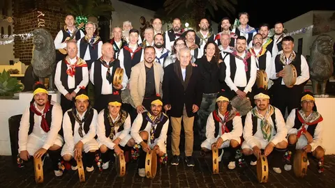 Imagen de los componentes del Rancho de Pascuas de Teguise despu&eacute;s de su actuaci&oacute;n.