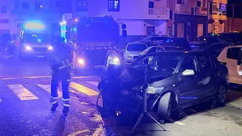 Bomberos junto al veh&iacute;culo accidentando.