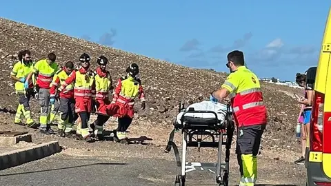 Bomberos y personal del SUC realizando el traslado de la accidentada.