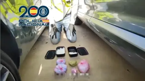 Droga incautada por la Polic&iacute;a Nacional en los bajos de los veh&iacute;culos.