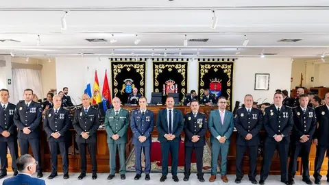 Policías Locales de Arrecife que recibieron hoy medallas por permanencia en el Cuerpo de la Policía Local en un acto presidido por el alcalde.