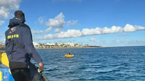 Embarcaci&oacute;n de EMERLAN aproxim&aacute;ndose a la mujer afectada.