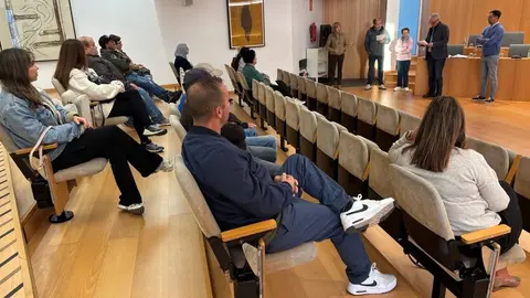 Jos&eacute; Juan Cruz, Tom&aacute;s Silvera y Pepa Gonz&aacute;lez junto a las personas contratadas.