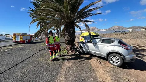 Bomberos y ambulancia del SUC junto a el veh&iacute;culo accidentado.