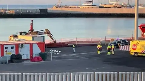 El personal de Cruz Roja instalado en Puerto Naos se ha hecho cargo de los ocupantes de la patera.