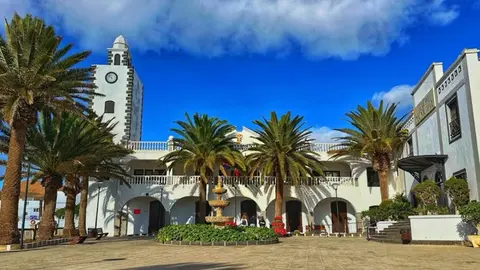 Imagen de la fachada del Ayuntamiento de San Bartolom&eacute;.