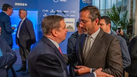 Pedro San Gin&eacute;s en una imagen reciente saludando al ministro Luis Planas.