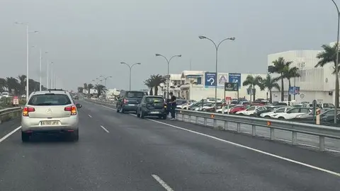 Veh&iacute;culos implicados en el accidente en el lateral de la carretera.