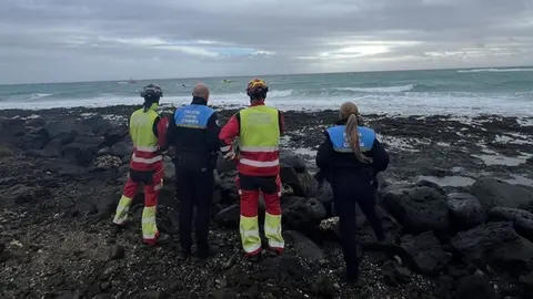 Los bomberos y los agentes de la Polic&iacute;a Local trabajaron en el dispositivo.
