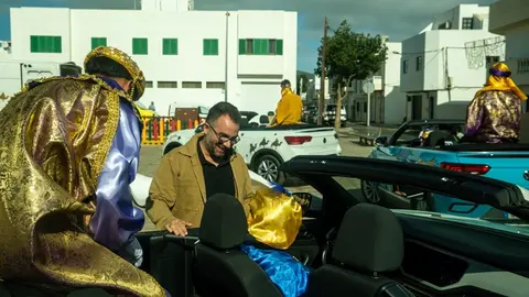 El concejal Echedey Eugenio en el recorrido que est&aacute; haciendo acompa&ntilde;ando a los Pajes Reales.