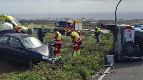 Bomberos y personal del SUC junto a los veh&iacute;culos implicados en el choque.