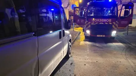 Cami&oacute;n de los bomberos junto al veh&iacute;culo afectado.