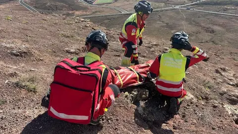 Bomberos auxiliando al accidentado.