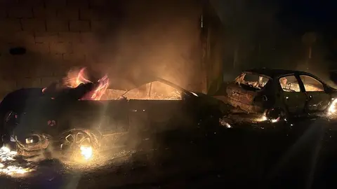 Veh&iacute;culos consumidos por las llamas.