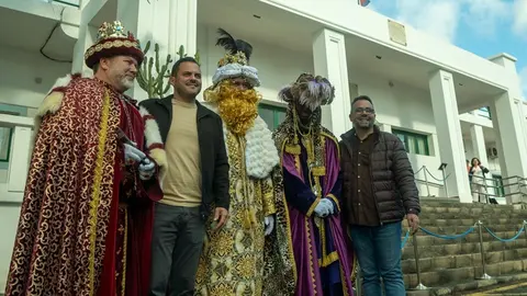 El alcalde de Arrecife y su primer teniente de alcalde recibieron a Sus Majestades de Oriente en la puerta del antiguo Hospital Insular.