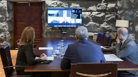 El presidente canario interes&aacute;ndose por videollamada de lo que pasa en la que durante mucho tiempo se conoci&oacute; como la octava isla.