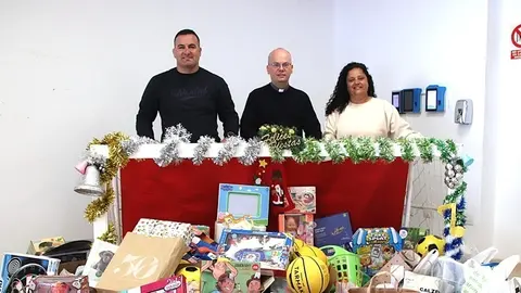 Los representantes del Ayuntamiento sure&ntilde;o con el p&aacute;rroco.