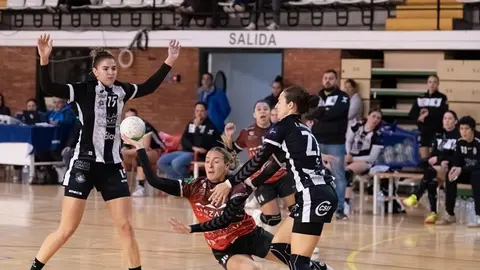 Jugadora del Zonzamas intentando penetrar la defensa rival.