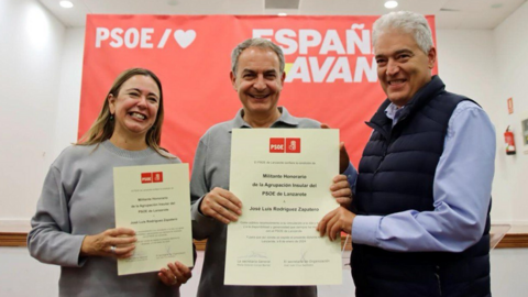 Jos&eacute; Luis Rodr&iacute;guez Zapatero con Mar&iacute;a Dolores Corujo y Jos&eacute; Juan Cruz cuando fue nombrado militante honorario en Lanzarote.